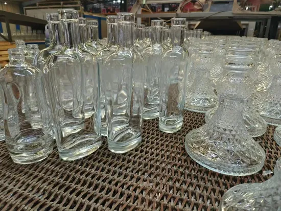 Surtido de 375 ml, 500 ml, 700 ml, 1000 ml, pintura compensada, botella de vidrio vacía para vino de licor de vodka con tapón de rosca de corcho de polímero